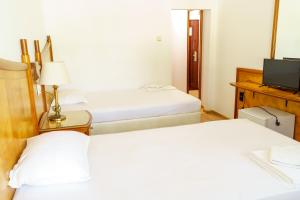 沙布拉Hotel NAVI的酒店客房设有两张床和电视。