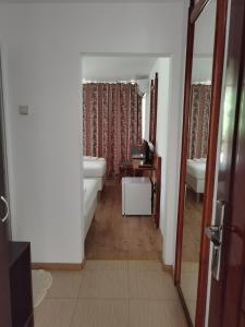 沙布拉Hotel NAVI的走廊设有带浴缸的浴室和书桌