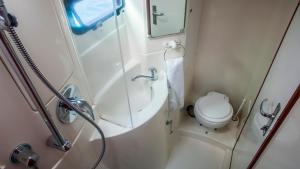 FodhdhooSabba Whitesand Catamaran的带淋浴和卫生间的小浴室