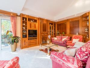 皮内达德马尔Holiday Home Aurea by Interhome的客厅配有红色沙发和电视