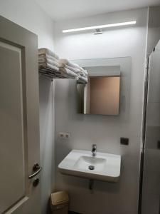赫斯登-佐尔德尔Nimary Logies的一间带水槽和镜子的浴室