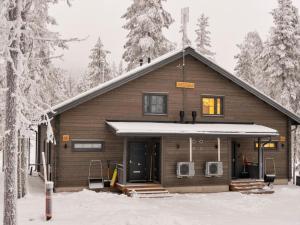 锡尔卡Holiday Home Westlevi b by Interhome的雪中的房子,有两台电视
