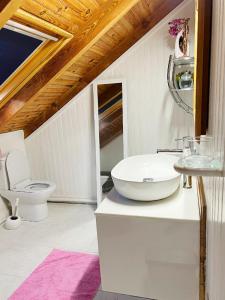 DucosVilla La Roserie的白色的浴室设有卫生间和水槽。
