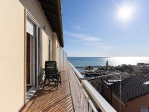 滨海圣洛伦佐Apartment Tramonto a casa di Matteo by Interhome的阳台配有椅子,享有海景