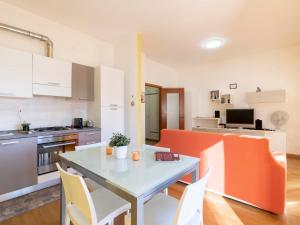 滨海圣洛伦佐Apartment Tramonto a casa di Matteo by Interhome的厨房以及带桌椅的用餐室。