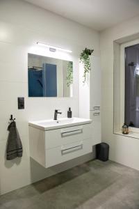 耶塞尼克Chalupy Slunná的白色的浴室设有水槽和镜子
