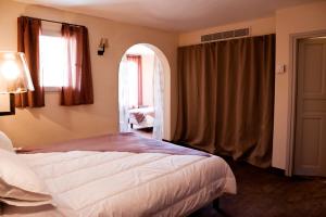 CateriVILLA BELLUCIA的一间卧室设有一张床和一个窗口