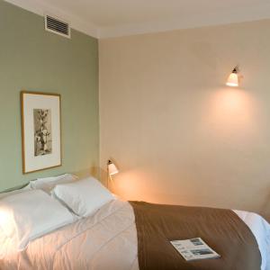 CateriVILLA BELLUCIA的卧室配有一张床,墙上有两盏灯