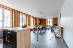 拉布雷斯Ouréa - duplex avec balcon的厨房配有柜台、椅子和窗户。