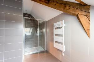 拉布雷斯Ouréa - duplex avec balcon的带淋浴的浴室和玻璃门