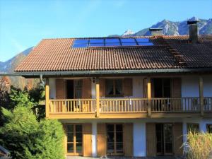 克伦Abendruh - a74072的屋顶上设有甲板和太阳能电池板的房子