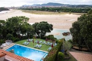 伊斯拉奥林普酒店的海滩景度假屋 - 带游泳池