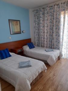 拉纳卡奥妮思罗斯酒店的酒店客房设有两张床和窗户。