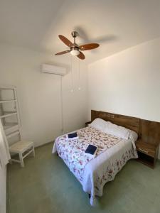 科洛尼亚-德尔萨克拉门托Alojamiento Barrio Sur的一间卧室配有一张床和吊扇