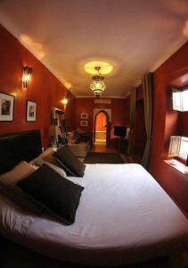 马拉喀什Riad Dar Teranga Hotel & Spa的卧室配有一张白色大床和红色的墙壁