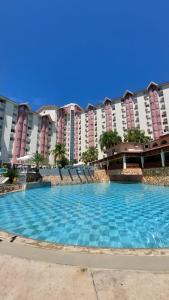 卡达斯诺瓦斯Apartamento luxo Hot Springs Caldas Novas tay的大楼前的大型游泳池