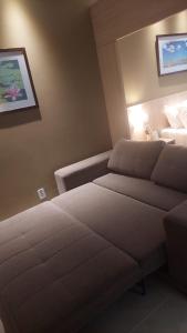 卡达斯诺瓦斯Apartamento luxo Hot Springs Caldas Novas tay的酒店客房,设有两张床和一张沙发
