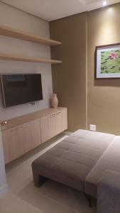 卡达斯诺瓦斯Apartamento luxo Hot Springs Caldas Novas tay的一间卧室配有一张床和一台平面电视
