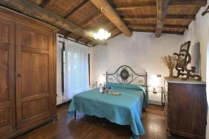 Coreglia AntelminelliLa Casetta的一间卧室配有一张带蓝色毯子的床
