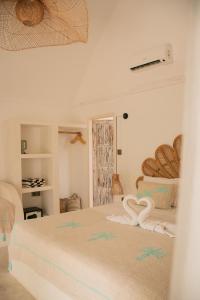 吉利阿尔La Isla Bonita Gili Air的卧室配有一张白色大床