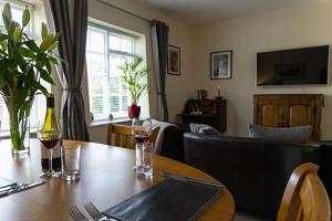 WinsfordThe Royal Oak Exmoor的餐桌、酒杯和沙发