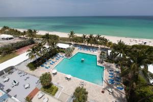 迈阿密海滩Sherry Frontenac Oceanfront的享有游泳池和海滩的空中景致