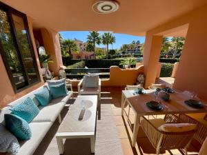 卡萨雷斯Casares Beach Golf Apartment With Private Garden Direct Pool Access的客厅配有沙发和桌子