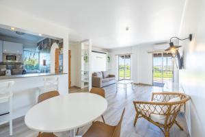 萨格里什蓬塔雷亚度假公寓的厨房以及带白色桌椅的起居室。