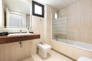 巴塞罗那ChicStays Apartment Vila Olímpica的一间带卫生间、水槽和镜子的浴室