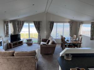 哈特尔普尔Beautiful 2-Bedroom Lodge with Spectacular Views的带沙发、桌子和电视的客厅