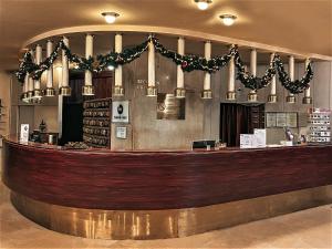 布达佩斯Hotel Budapest的餐厅内的酒吧拥有圣诞装饰