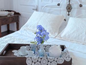 瓦西Anticlea I的一张床上的蓝色鲜花托盘