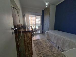 圣劳伦斯海滨Riviera São Lourenço Excelente Apartamento e Local的一间设有床铺的房间和通往卧室的门