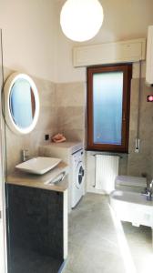 莱万托Juliet - apartment in Liguria 5 Terre UNESCO site的一间带水槽和洗衣机的浴室