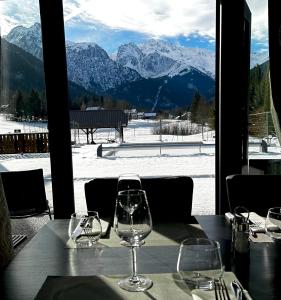 拉费里耶尔Hôtel Restaurant Le Madame的一张桌子,桌子上摆放着酒杯,享有美景