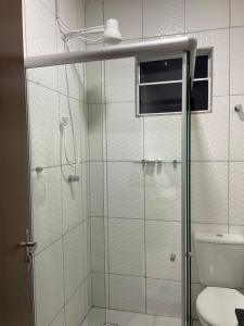 PicosMauri Center Hotel的浴室设有玻璃淋浴间和卫生间