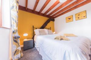 TorverMillers Cottage Woodland Coniston的卧室配有白色床和木制天花板