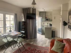 阿珀尔多伦city-apartment een hele verdieping voor jezelf midden in het centrum的带沙发和桌子的客厅以及厨房。
