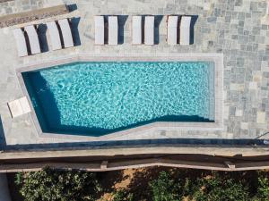 LivadakiaGalazio Suites, Serifos的大楼游泳池的顶部景色