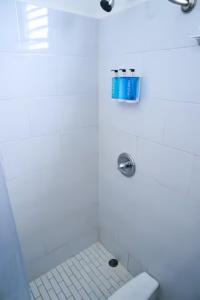 圣胡安Digital Nomad San Agustin Apartments的白色浴室设有淋浴、卫生间和水槽
