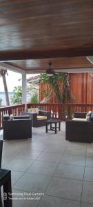 孔塔多拉Villa #4 - Isla Contadora的平台上设有带沙发和桌子的庭院