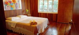 孔塔多拉Villa #4 - Isla Contadora的一间卧室配有一张床,上面有两条毛巾