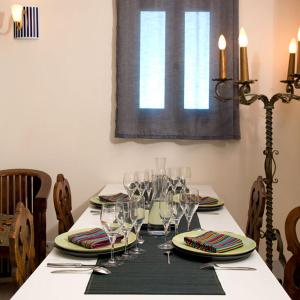 CateriVILLA BELLUCIA的一张桌子,上面有酒杯和盘子