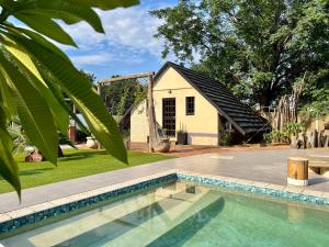 哈博罗内Cosy City Cottage的庭院中带游泳池的房子