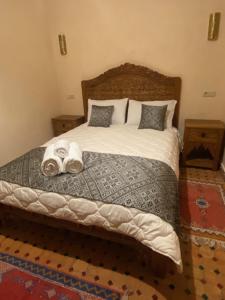 梅克内斯Riad Palais Marouane的一间卧室配有一张大床和毛巾