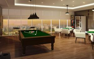 马尼拉Luxury Sunset Views and Prime Location near CCP MOA with WIFI Parking的客房设有台球桌和一些桌椅。