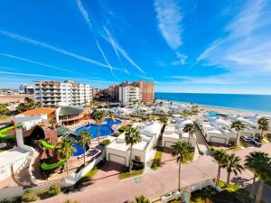 佩尼亚斯科港Las Palmas Resort Condo 603 with amazing sea view的享有度假胜地和海洋的空中景致