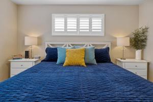 莫罗贝Hillcrest Haven的一间卧室配有蓝色的床和蓝色枕头