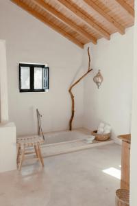 ComaresFinca Elements的白色的客房设有浴缸和长凳