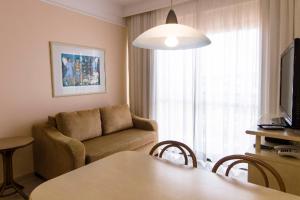 弗洛里亚诺波利斯胡雷尔海滩乡村酒店的客厅配有沙发和桌子